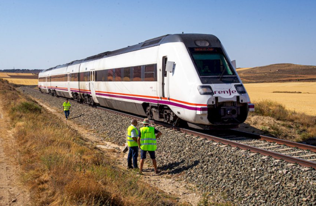 Accidente en Radona entre un tren y una furgoneta - MARIO TEJEDOR (1)