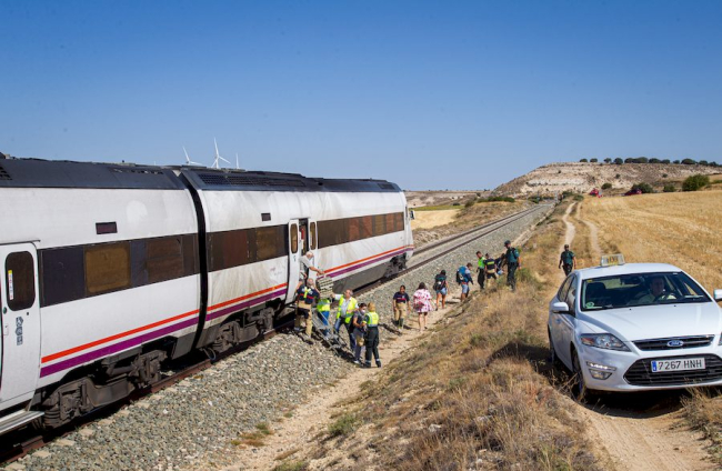 Accidente en Radona entre un tren y una furgoneta - MARIO TEJEDOR (9)
