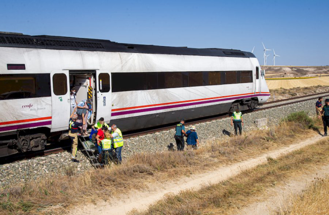 Accidente en Radona entre un tren y una furgoneta - MARIO TEJEDOR (10)