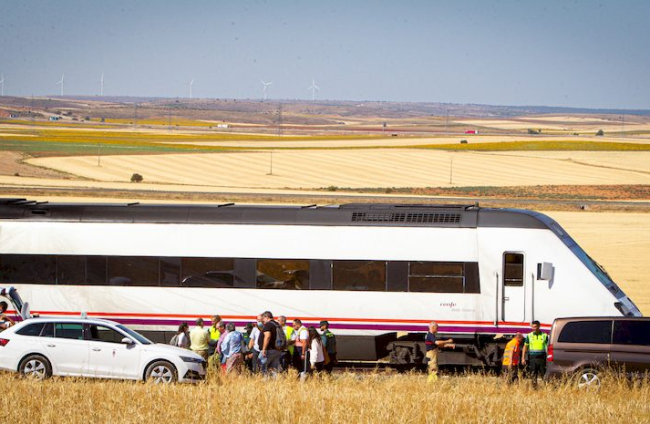 Accidente en Radona entre un tren y una furgoneta - MARIO TEJEDOR (18)