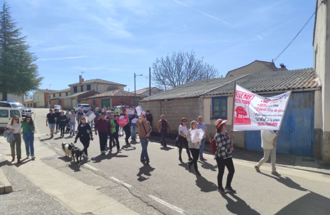 Protesta contra la instalación de una granja de 4.660 cerdos en Fuentearmegil. ANA HERNANDO