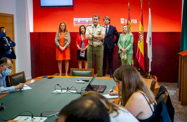 Visita de la ministra de Defensa Margarita Robles. MARIO TEJEDOR (26)