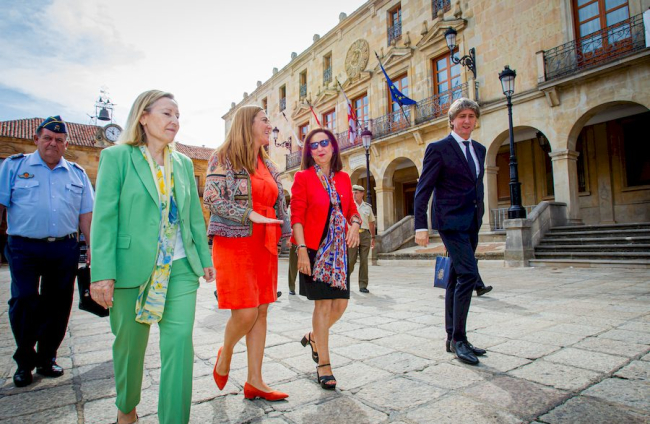 Visita de la ministra de Defensa Margarita Robles. MARIO TEJEDOR (28)