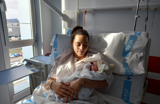Viktoriya sostiene a Ariadna, el primer bebé de Soria en 2023. HDS