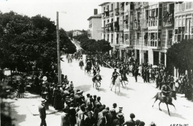 Fiestas de San Juan. Jueves La Saca. En la plaza Mariano Granados. Tiburcio Crespo Palomar. 1925. A. Carrascosa. AHPSo 182