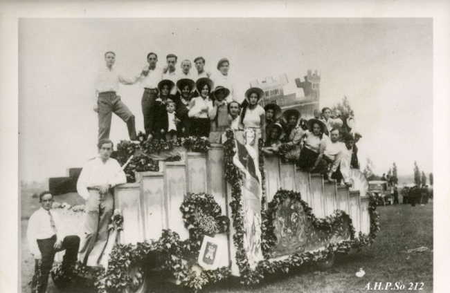 La Saca. Grupo de personas en un coche adornado. Tiburcio C. Palomar. A. Carrascosa. AHPSo 212
