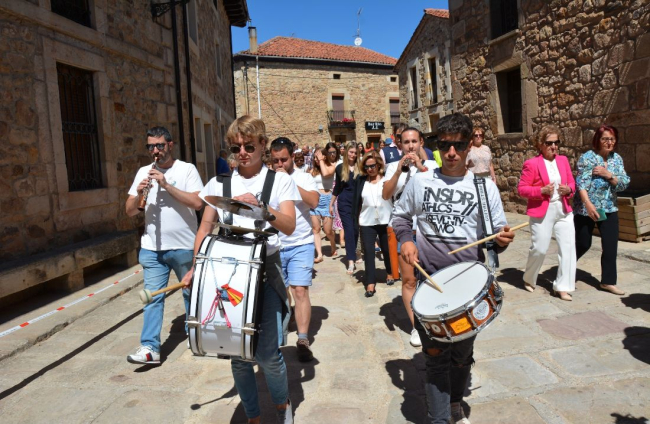 Salduero vive el día grande de sus fiestas con la procesión de la Virgen de las Nieves.