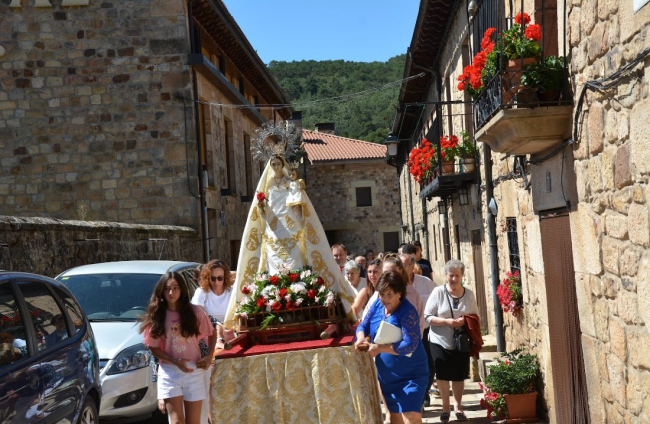 Salduero vive el día grande de sus fiestas con la procesión de la Virgen de las Nieves.