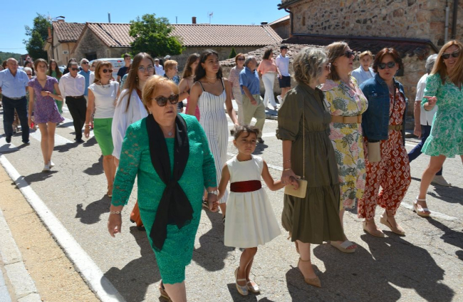 Salduero vive el día grande de sus fiestas con la procesión de la Virgen de las Nieves.