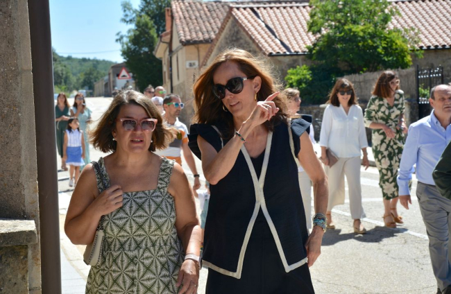 Salduero vive el día grande de sus fiestas con la procesión de la Virgen de las Nieves.