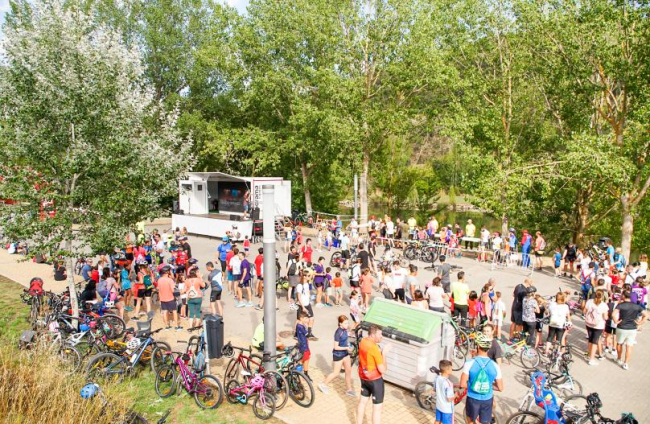 El Día de la Bicicleta movilizó a decenas de sorianos en una cita lúdica que bajó hasta el Duero.