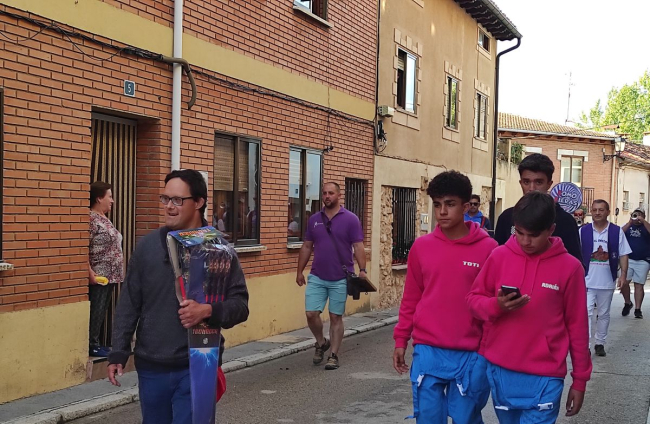 San Esteban disfruta de las bicicletas y los disfraces en sus fiestas con 'Todos sobre ruedas'.