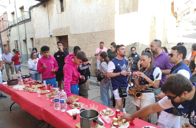 San Esteban disfruta de las bicicletas y los disfraces en sus fiestas con 'Todos sobre ruedas'.