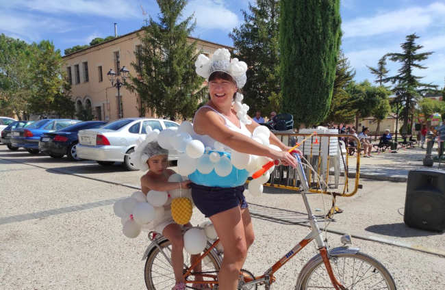 San Esteban disfruta de las bicicletas y los disfraces en sus fiestas con 'Todos sobre ruedas'.