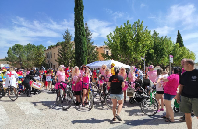 San Esteban disfruta de las bicicletas y los disfraces en sus fiestas con 'Todos sobre ruedas'.