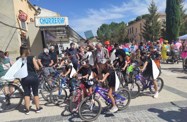 San Esteban disfruta de las bicicletas y los disfraces en sus fiestas con 'Todos sobre ruedas'.