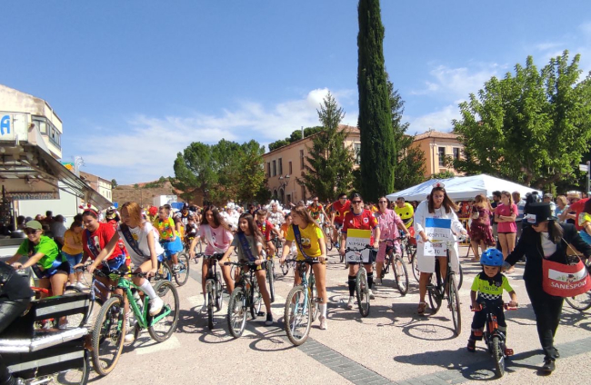 San Esteban disfruta de las bicicletas y los disfraces en sus fiestas con 'Todos sobre ruedas'.