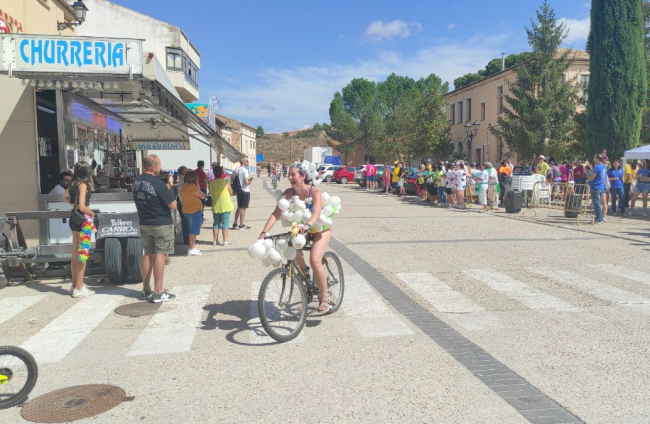San Esteban disfruta de las bicicletas y los disfraces en sus fiestas con 'Todos sobre ruedas'.