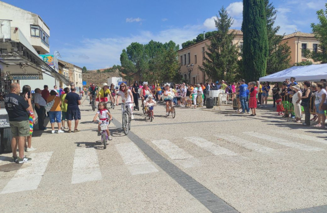 San Esteban disfruta de las bicicletas y los disfraces en sus fiestas con 'Todos sobre ruedas'.