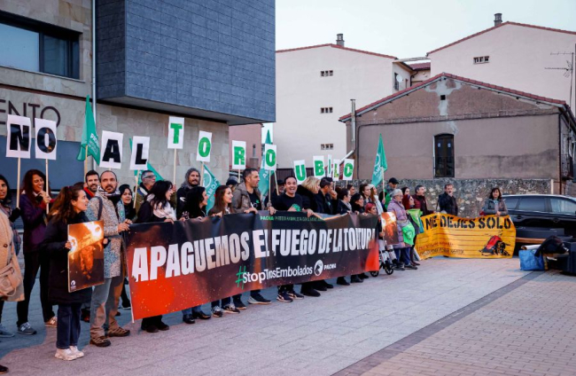La concentración ha tenido lugar a las puertas del Ayuntamiento de Medinaceli.