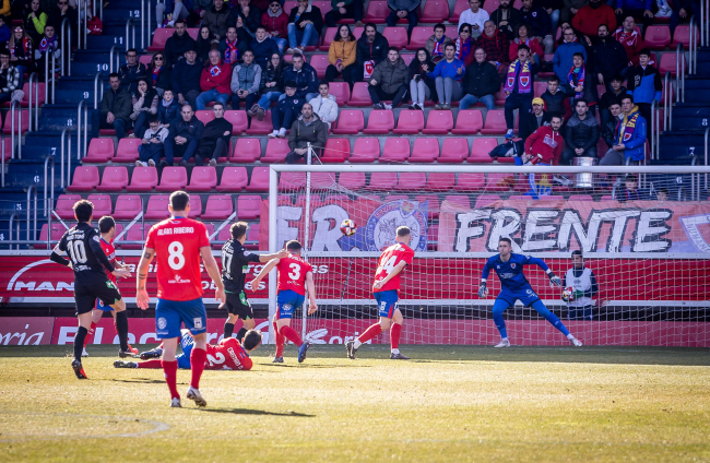 El Numancia se impone al Llerenense (2-0) con los fichajes de invierno como goleadores.