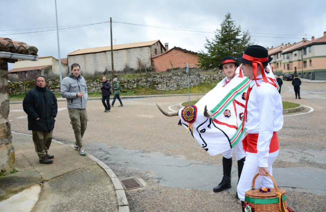 La Barrosa volvió a tocar a la puerta de los vecinos de Abejar en este 2024 antes de su muerte ritual en un acto emblemático de los carnavales en Soria.