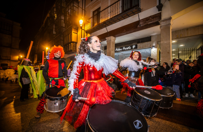 El desfile del Carnaval de Soria 2024 desafió al frío para llenar la calle de disfraces.