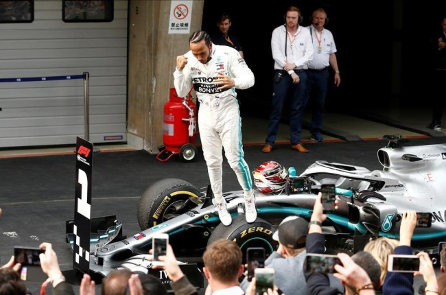 Lewis Hamilton (Mercedes) celebra su victoria en el GP de China de Fórmula 1-REUTERS