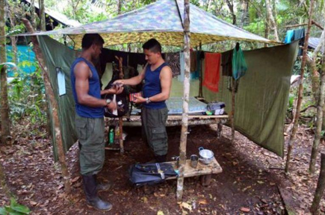Dos miembros de las FARC, en el campamento.-EFE / MAURICIO DUEÑAS CASTAÑEDA