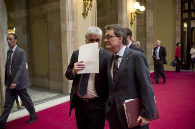 Artur Mas y Germà Gordó, en un pleno del Parlament, en el 2013.-JOAN CORTADELLAS