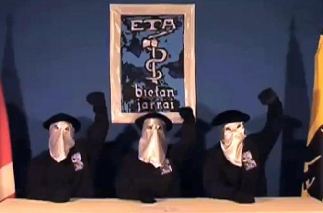 Tres miembros de ETA leen un comunicado, en septiembre del 2010.-AFP