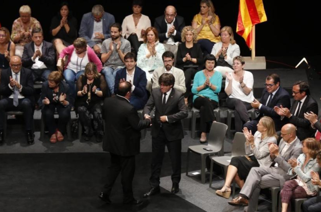 Puigdemont y Junqueras durante el acto político Garanties per a la Democràcia que tuvo lugar el 4 de julio en el Teatre Nacional.-JULIO CARBÓ