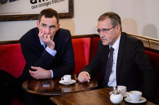 El presidente del Consejo Ejecutivo de Corcega, Gilles Simeoni (izquierda) y  el presidente de la Asamblea de Corcega, Jean Guy Talamoni, en París en el 2016.-EFE / CHRISTOPHE PETIT TESSON