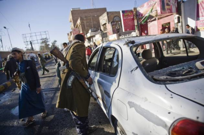 Un policía inspecciona el coche que llevaba los explosivos.-Foto: HANI MOHAMMED / AP