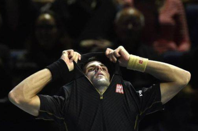 Djokovic se saca la camiseta en su partido ante Nishikori.-Foto:  REUTERS / TORY MELVILLE