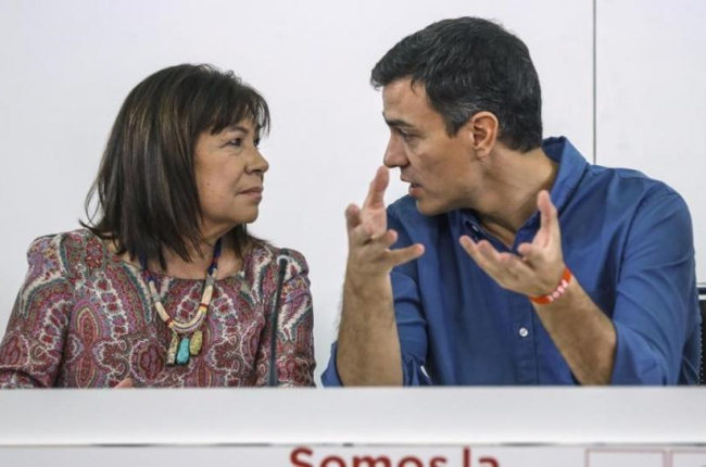 Pedro Sánchez habla con la presidenta del PSOE, Cristina Narbona, este lunes en la sede del partido.-EFE / EMILIO NARANJO