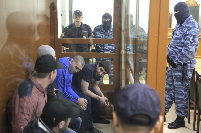 El checheno Zaúr Dadáyev, principal acusado de asesinar el pasado 27 de febrero al opositor ruso Borís Nemtsov, observa al resto de acusados.-MAXIM SHIPENKOV / EFE