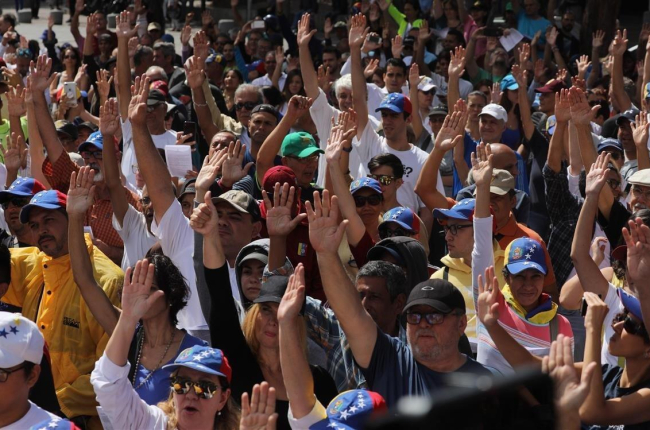 Simpatizantes de Guaidó, en Caracas.-EFE / MIGUEL GUTIÉRREZ