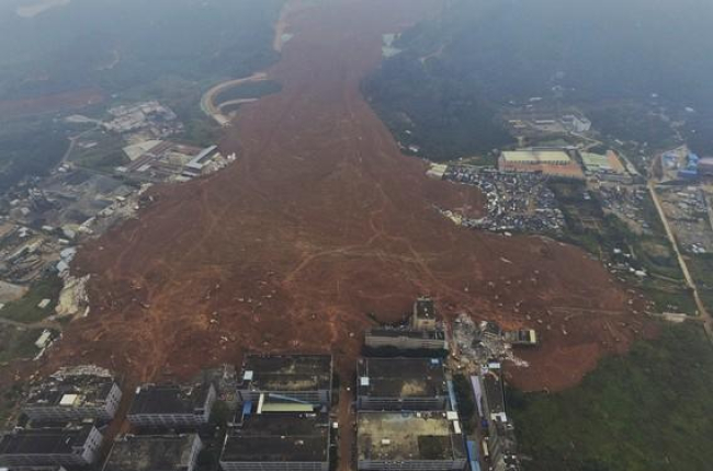 Una vista aérea muestra la gigante lengua de tierra que enguyó decenas de edificios tras el alud ocurrido este domingo en la ciudad de Shenzhen.-EFE