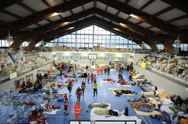 Vista general de un pabellón de deportes reconvertido en alojamiento temporal para los damnificados en Amatrice, centro de Italia.-FLAVIO LO SCALZO / EFE