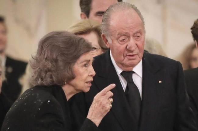 El rey emérito, Juan Carlos I, junto a la reina emerita, Sofía, en Bucarest-VADIM GHIRDA (AP)