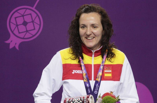 La atleta española Sonia Franquet, en el podio tras ganar la plata en la prueba de tiro con pistola de aire comprimido 10 metros de los I Juegos Europeos en Bakú.-Foto: EFE