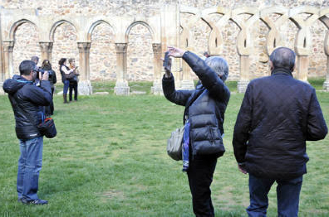 Turistas visitanto los Arcos de San Juan de Duero, en la capital, en una imagen de archivo. / VALENTÍN GUISANDE-