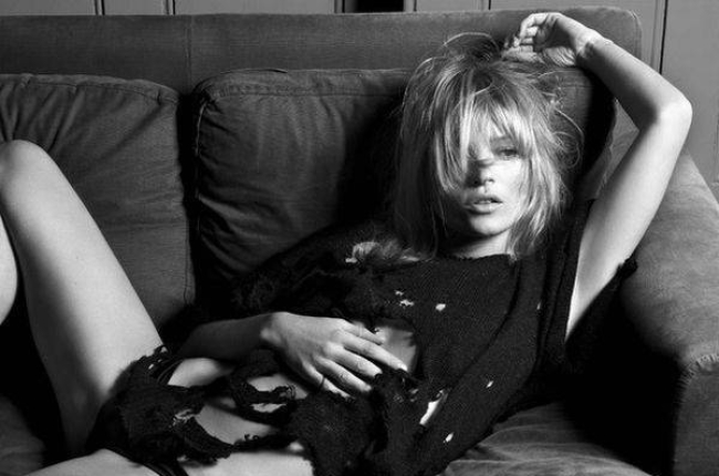 Kate Moss, en una imagen de las que compila un libro de Lunwerg que repasa la trayectoria de la supermodelo británica que alcanzó la gloria en los 90.-Foto: EFE