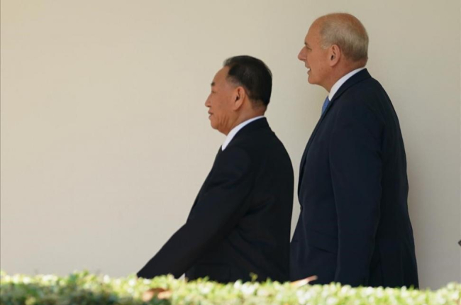 Kim Yong-chol y John Kelly, jefe de Gabinete de Trump, en la Casa Blanca.-/ AP / ANDREW HARNIK