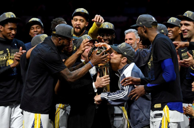 Los Warriors celebran la victoria de su tercera final de la NBA-KYLE TERADA (USA TODAY SPORTS)