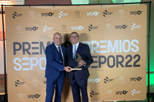 Juan José Delgado y Samuel Moreno posan con el galardón al torrezno de Soria. HDS