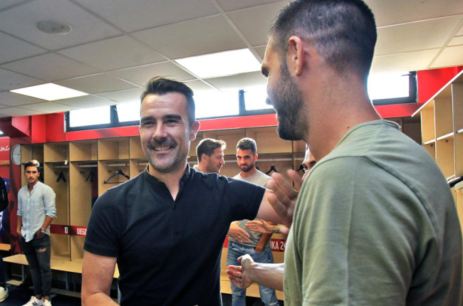 López Garai y Atienza se saludan cuando ambos eran numantinos la pasada temporada.-Mario Tejedor