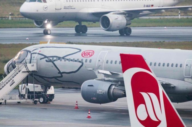 Avión de la aerolínea Niki en el aeropuerto de Düsseldorf.-MARCEL KUSCH
