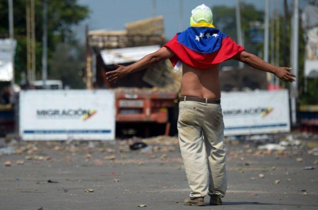 Protestantes venezolanos se enfrentan a la Guardia Nacional Bolivariana en la frontera con Colombia.-AFP